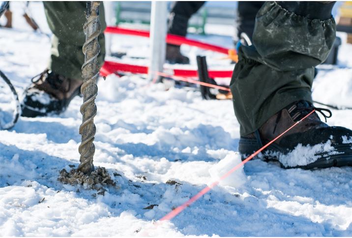 Préforage dans la neige- pieux vissé